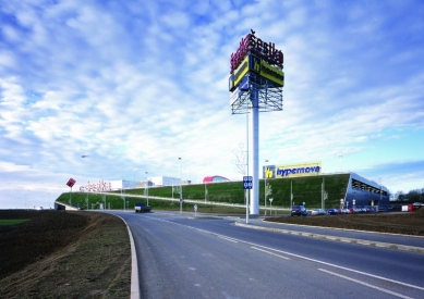 Obchodní centrum Šestka - Příjezdová komunikace - foto: © Marek Novotný