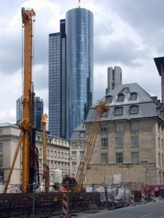 Main Tower - foto: Petr Šmídek, 2002