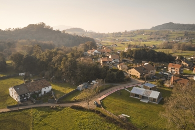 Dřevěný dům obložený korkem - foto: Javier Bravo