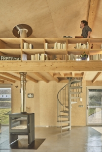 Dřevěný dům obložený korkem - foto: Javier Bravo