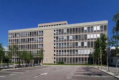 Faculty of Mathematics - Protější budova fakulty fyziky. - foto: Petr Šmídek, 2008