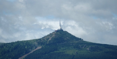 Televizní vysílač a horský hotel Ještěd - foto: Karel Čveráček