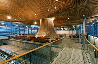 Budova velšského národního shromáždění - The wood-panelled funnel leading to the debating chamber dominates the public events area on the mezzanine level. - foto: © Redshift Photography 2006