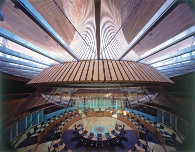 National Assembly for Wales - Transparency and openness are enhanced by the glazed panelling between the public gallery and 60-seat debating chamber below. - foto: © Katsuhisa Kida