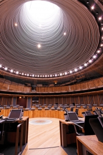 Budova velšského národního shromáždění - The inside of the funnel enhances the day light entering into the Debating Chamber to reduce the need for artificial lighting. This is one factors that helps reduce the energy requirements of the building. - foto: © Redshift Photography 2006