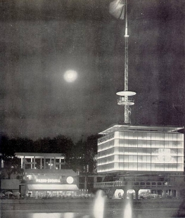 Československý pavilón na Mezinárodní výstavě umění a techniky v moderním životě - Noční snímek pavilonu - foto: archiv redakce