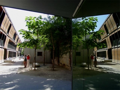 Obytný dům Rue des Suisses - foto: Adam Gebrian, 2005