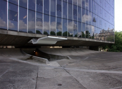 <title>French Communist Party Headquarters</title>    French Communist Party Headquarters - foto: Petr Šmídek, 2007