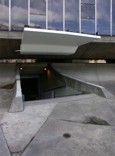<title>French Communist Party Headquarters</title>    French Communist Party Headquarters - Main entrance - foto: Petr Šmídek, 2007