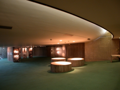 <title>French Communist Party Headquarters</title>    French Communist Party Headquarters - foto: Petr Šmídek, 2007