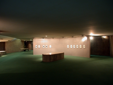 <title>French Communist Party Headquarters</title>    French Communist Party Headquarters - foto: Petr Šmídek, 2007