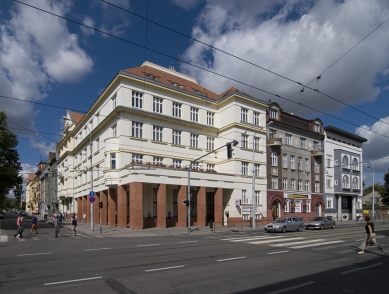 Jaruškův dům - Vlevo je nájemní dům od Jindřicha Kumpošta z roku 1925 - foto: © archiweb.cz, 2007