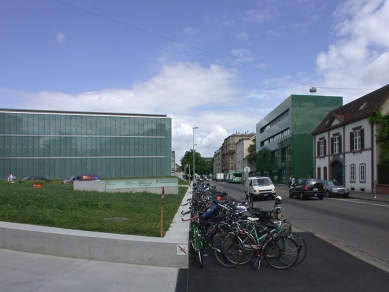 Klinikum 1 West - nemocnice kantonu Basel-Stadt - Vpravo je farmaceutický institut od H&deM postavený v roce 1998.   - foto: © Petr Šmídek, 2003