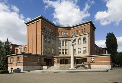 Gymnasium J. K. Tyl - foto: Ester Havlová