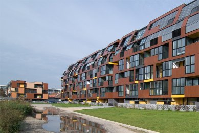 Residential block Tetris - On the right, you can see the residential building 650 Apartments from the same office. - foto: © Petr Šmídek, 2007