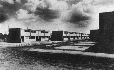Housing Estate Törten - Two rows of family houses. Western view from 1927. - foto: archiv redakce