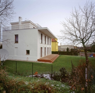 Villa Restoration and Reconstruction, Roztoky  - Boční pohled - foto: © Vasil Stanko, 2007