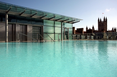 Thermae Bath Spa - Rooftop Pool by Day. - foto: © Matt Cardy, 2006