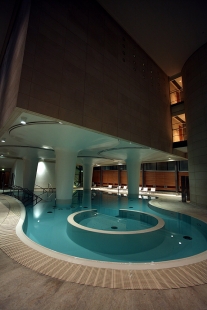 Thermae Bath Spa - Minerva Bath by Night. - foto: © Matt Cardy, 2006