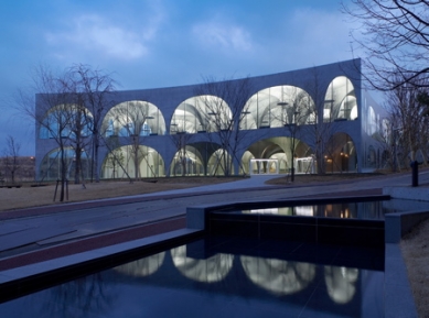 Tama Art University Library - foto: © Toyo Ito & Associates, Architects