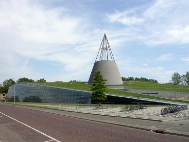 Centrální vědecká knihovna Technické univerzity v Delftu - foto: © Jan Kratochvíl, 2003