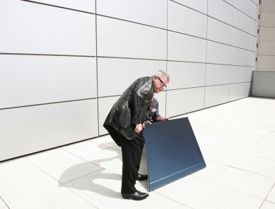 Contemporary Jewish Museum, San Francisco - Architekt Daniel Libeskind s fasádním panelem - foto: Kira Sugarman - Courtesy of the Contemporary Jewish Museum, San Francisco