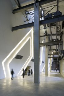 Contemporary Jewish Museum, San Francisco - Koret-Taube Grand Lobby se zdí Pardes - foto: Bruce Damonte - Courtesy of the Contemporary Jewish Museum, San Francisco