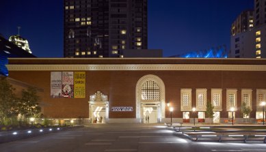 Contemporary Jewish Museum, San Francisco - Pohled s Mission Street - foto: Bruce Damonte - Courtesy of the Contemporary Jewish Museum, San Francisco