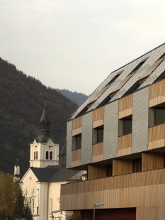 Nákupní centrum s bytovou střešní nástavbou - foto: © Tomaž Gregorič