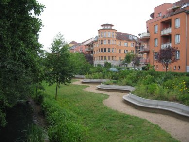 Čtvrť Kirchsteigfeld - Pěší zóna kolem potoka, dům s rohovou věží od Moore Ruble Yudell - foto: Martin Horáček