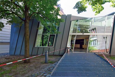 Group entrance to Jewish museum Berlin - foto: Petr Šmídek, 2008