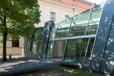 Group entrance to Jewish museum Berlin - foto: Petr Šmídek, 2008