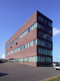 Administrativní budova Calveen - foto: Petr Šmídek, 2003