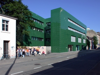 Ústav lékařské farmacie - foto: Petr Šmídek, 2002