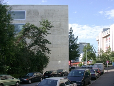 Elementary School Volta - foto: Petr Šmídek, 2003