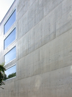 Elementary School Volta - foto: Petr Šmídek, 2003