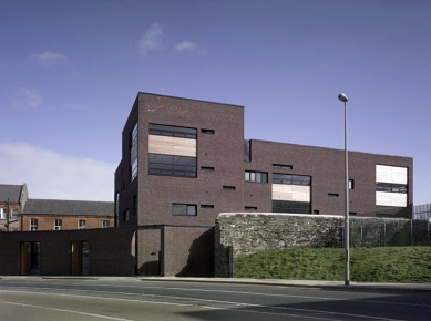 Škola St Brigids - Pohled z Cork Street - foto: Christian Richters