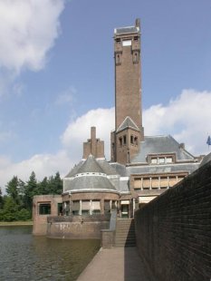 Muzejní areál Kröller-Müller - Jachtslot Sint-Hubertus, H.P.Berlage, 1920 - foto: Petr Šmídek, 2003