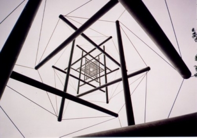 Muzejní areál Kröller-Müller - Kenneth Snelson - foto: Jan Kratochvíl, 1998