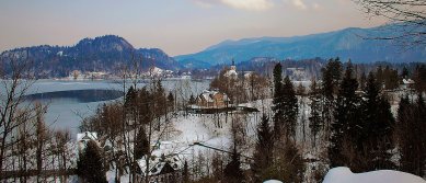 Vila s 'podstavbou' - Zimní pohled z dálky s jezerem v pozadí. - foto: © Tomaž Gregorič