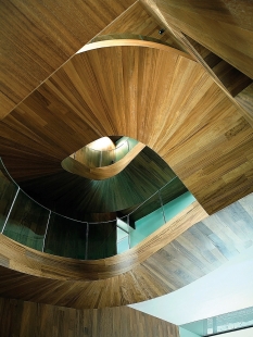 Villa 'under' extension - Pohled nahoru centrálním spirálovým schodištěm. - foto: © Tomaž Gregorič