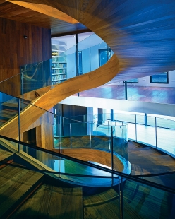Villa 'under' extension - Pohled na centrální spirálové schodiště z prvního patra. - foto: © Tomaž Gregorič
