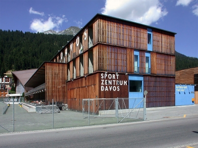 Sportovní centrum Davos Platz - foto: Petr Šmídek, 2002