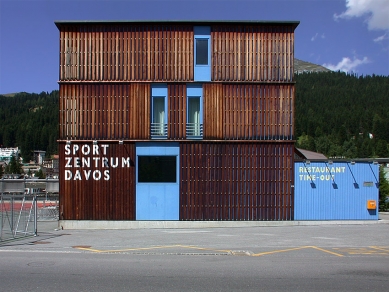 Sportovní centrum Davos Platz - foto: Petr Šmídek, 2002