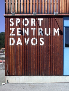 Sportovní centrum Davos Platz - foto: Petr Šmídek, 2002