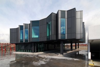 Multi-storey car park Novi Šarabon - foto: Petr Šmídek, 2008