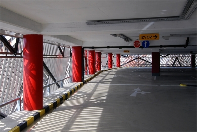 Multi-storey car park Novi Šarabon - foto: Petr Šmídek, 2008