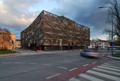 Multi-storey car park Novi Šarabon - foto: Petr Šmídek, 2008