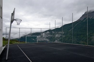 Škola s víceúčelovou halou - foto: Petr Šmídek, 2008