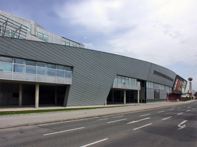 Hypo Alpe-Adria Center - foto: Petr Šmídek, 2006